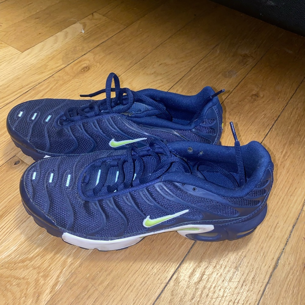 Nike air max navy blue with lime check mark used but looks brand new